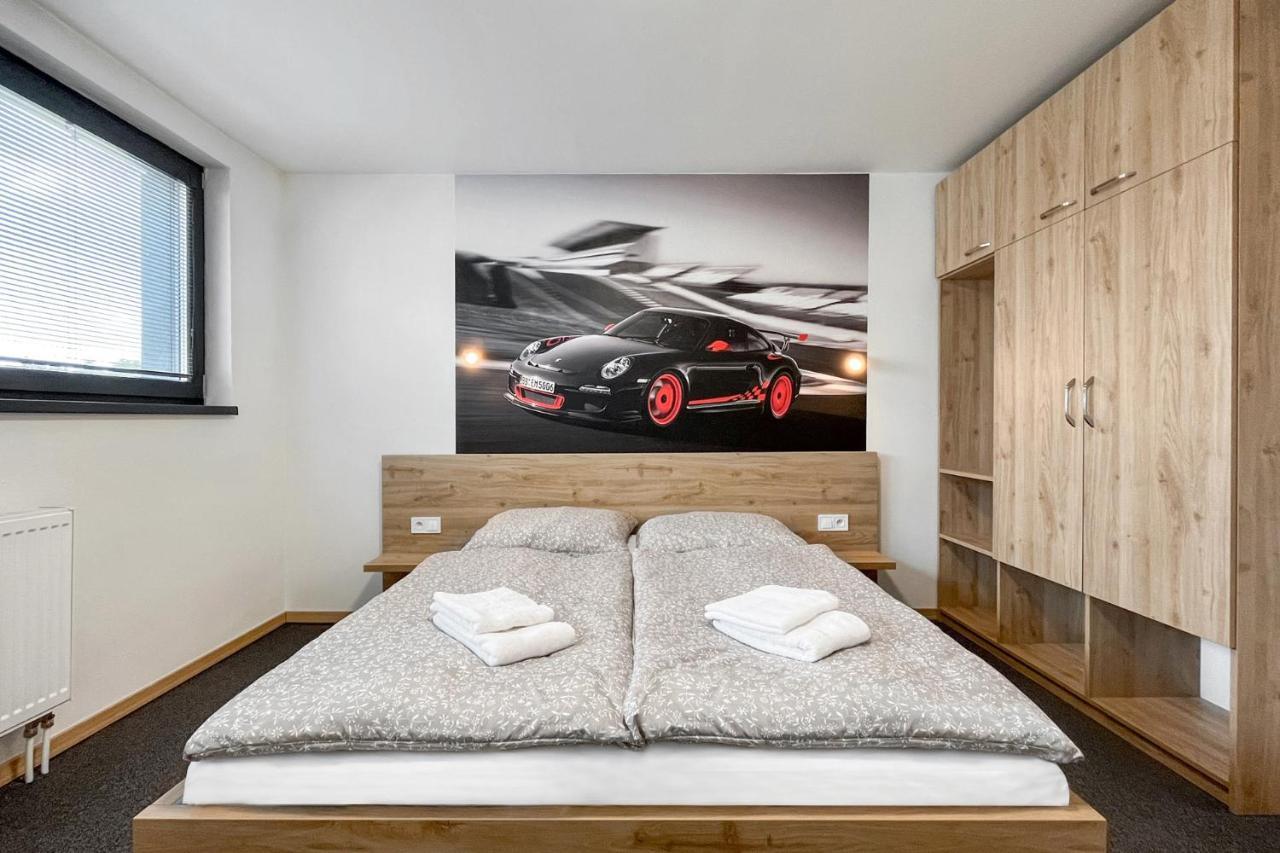 Hotel Double Red Cars Museum Brezno Exteriér fotografie
